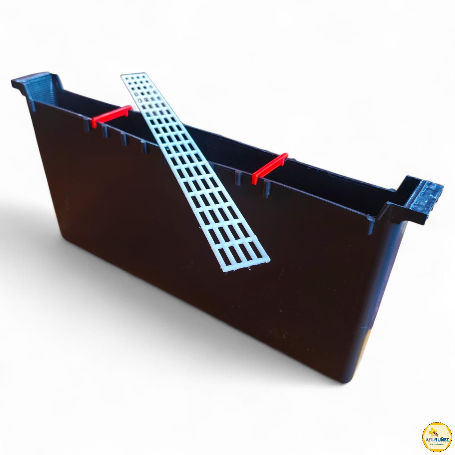 ALIMENTADOR NEGRO DE 3 LITROS CON REJILLA ANTIAHOGO Y SEPARADORES DE PARED (APINUNEZ)