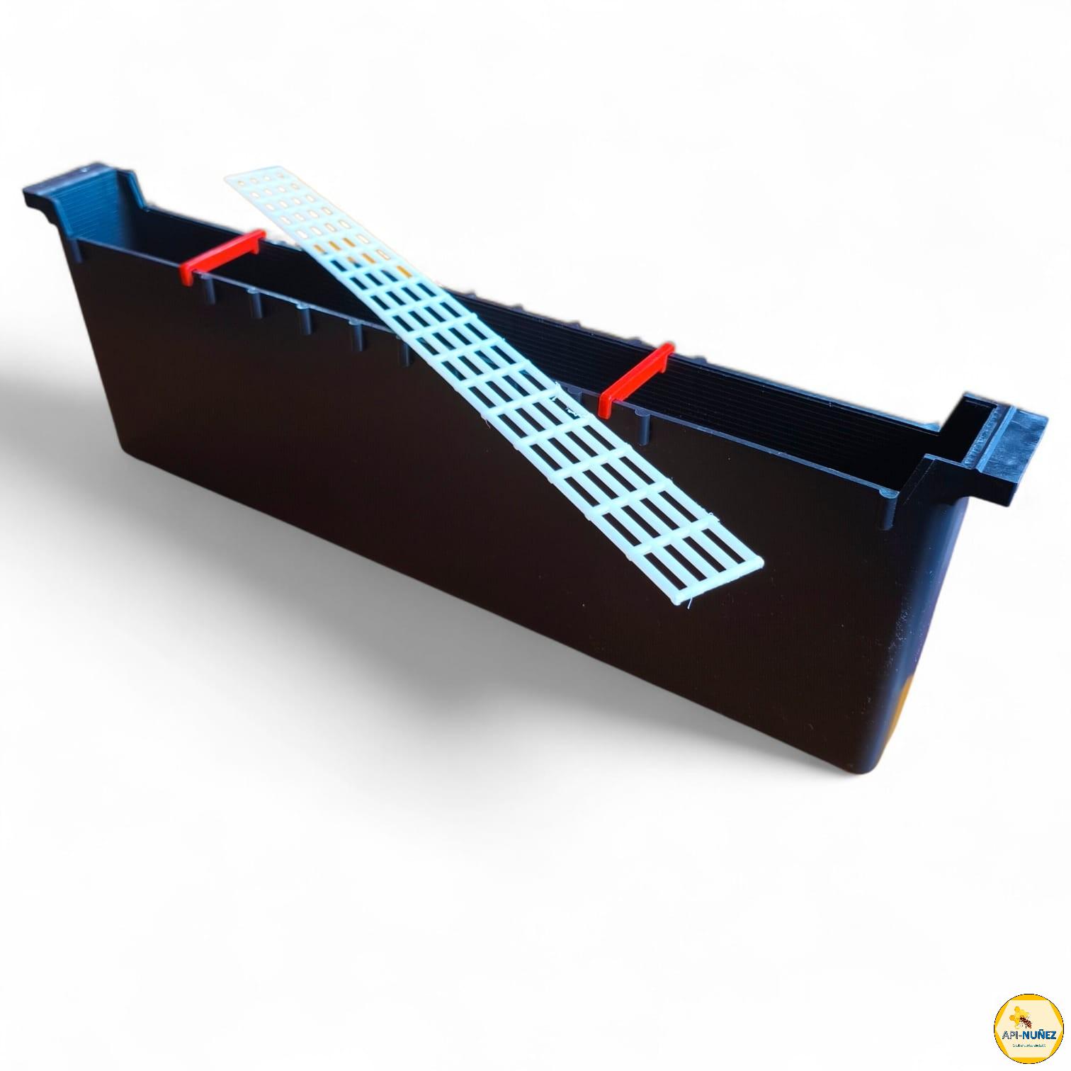 ALIMENTADOR NEGRO DE 2 LITROS CON REJILLA ANTIAHOGO Y SEPARADORES DE PARED (APINUNEZ)